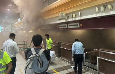 लाहौर अंतरराष्ट्रीय हवाई अड्डे पर लगी भीषण आग, कई उड़ानें प्रभावित, आव्रजन प्रणाली क्षतिग्रस्त