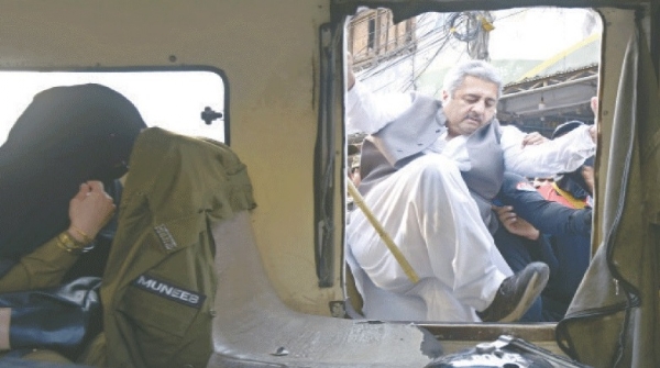इमरान खान की पार्टी के नेता शहरयार रियाज को धारा 144 का उल्लंघन करने के आरोप में रावलपिंडी के बुन्नी से गिरफ्तार करने के बाद पुलिस वैन में धकेल दिया गया। फोटो-डान