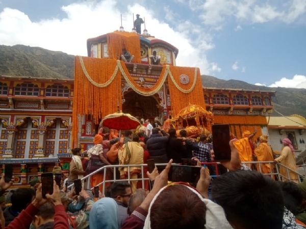 फूलों से सजा श्री बदरीनाथ धाम। 