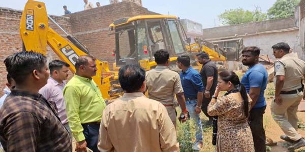 छतरपुर: नामी बदमाश के एशगाह को पुलिस ने किया ध्वस्त