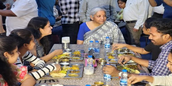 निर्मला सीतारमण ने किया आंध्रा और तेलंगाना भवन का दौरा, लंच के दौरान लोगों के साथ की हर मुद्दे पर बात