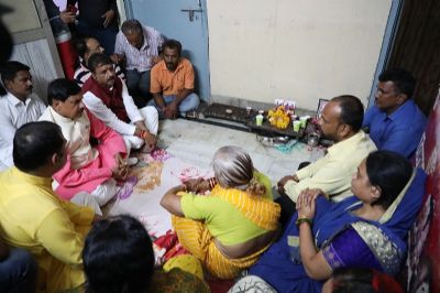 भोपालः मुख्यमंत्री ने चौकसे नगर पहुंचकर सलकनपुर सड़क हादसे में मृतकों को अर्पित की श्रद्धांजलि
