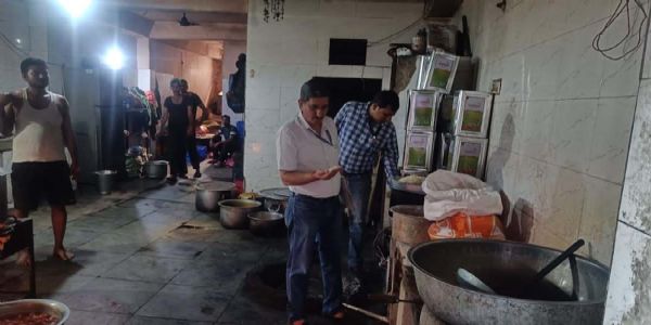 खाद्य सुरक्षा स्वास्थ्य विभाग की कार्रवाई: 200 किलो पनीर नष्ट कराकर लिए ग्रेवी, तेल व मिठाइयों के सैम्पल