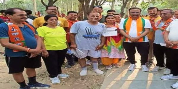भाजपा कार्यकर्ताओं ने पार्को में मार्निंग वॉक करने आये लोगों को बांटा पत्रक