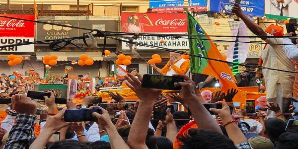 वाराणसी में प्रधानमंत्री मोदी के रोड शो में उमड़ा जनसैलाब, एक बार फिर दिखा क्रेज