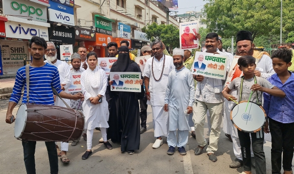 बैंड की धुन पर धन्यवाद मार्च: फोटो बच्चा गुप्ता