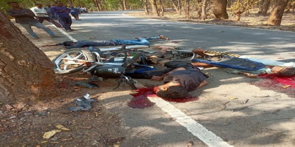 कोरबा : तेज रफ्तार बाइक सवार पेड़ से जा टकराए, दो लोगों की मौत