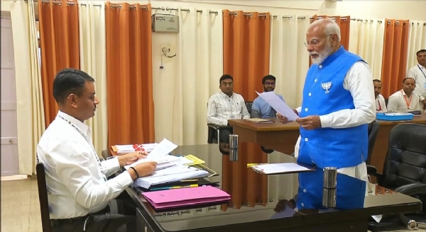 पीएम मोदी नामांकन करते हुए:फोटो बच्चा गुप्ता