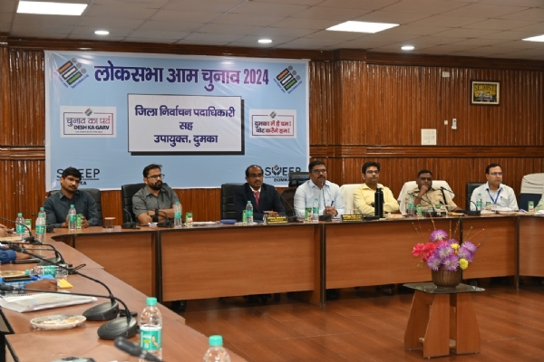 बैठक करते सामान्य प्रेक्षक व निर्वाचन पदाधिकारी