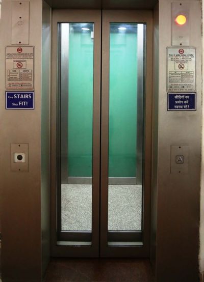 हिसार : सुरक्षा मानकों पर खरा नहीं उतर रही लिफ्ट, प्रयोग हो सकता जानलेवा
