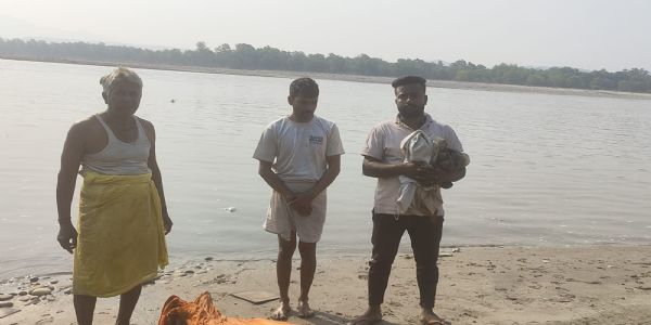 प्रतिबंध के बावजूद साधु को दी गंगा में जल समाधि, पुलिस ने निकलवाया शव