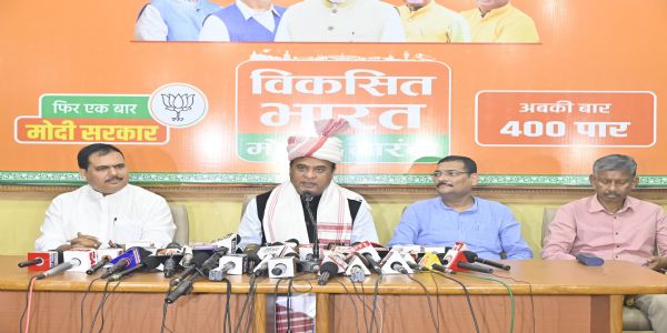 हिमंता बिश्व सरमा पत्रकारों को संबोधित करते हुए