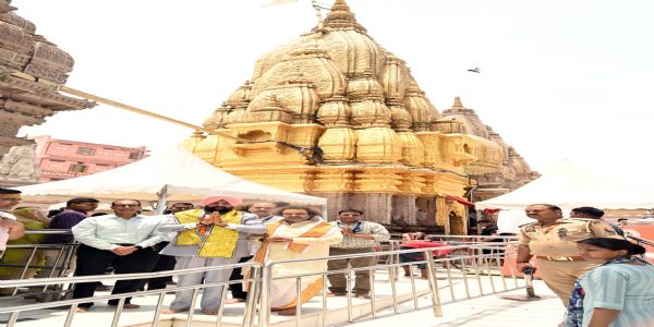 उत्तराखंड के राज्यपाल बाबा विश्वनाथ के दरबार में