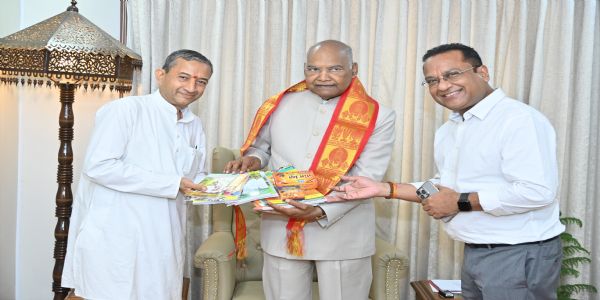 सुनील मानसिंहका तथा संजय अग्रवाल रामनाथ कोविंद को गो-विज्ञान का साहित्य प्रदान किया
