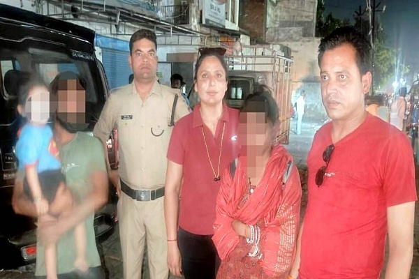 पारिवारिक अनबन के चलते घर से भागी महिला मेरठ से बरामद, पत्नी व पुत्र को पाकर पति के खिले चेहरे 