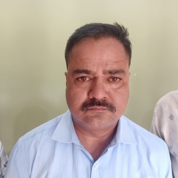 आरोपित भू अभिलेख निरीक्षक दिनेश पंचाल के साथ एसीबी टीम।