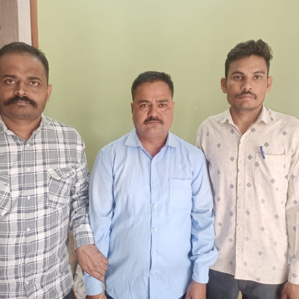 आरोपित भू अभिलेख निरीक्षक दिनेश पंचाल के साथ एसीबी टीम।