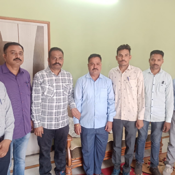 आरोपित भू अभिलेख निरीक्षक दिनेश पंचाल के साथ एसीबी टीम।
