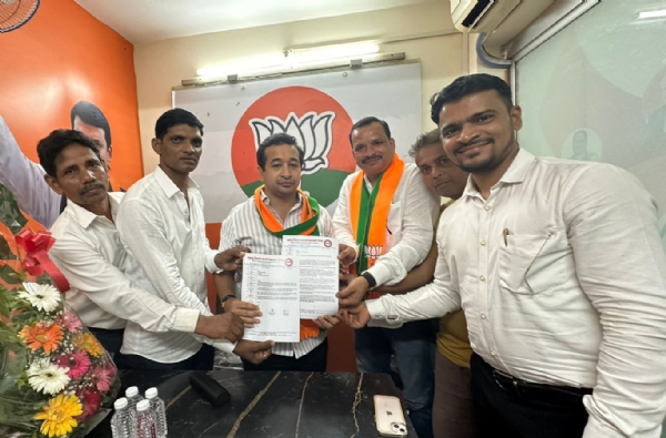 विधायक नितेश राणे को समर्थन पत्र सौंपते हुए संस्था के पदाधिकारी।