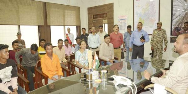 जगदलपुर : कर्नाटक राज्य बंधक बनाये गये 13 मजदूर वापस लौटे, कलेक्टर ने की मुलाकात