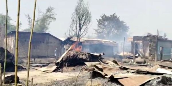 लगी भीषण आग में सैकड़ों परिवारों के घर जले, करोड़ों की संपत्ति राख