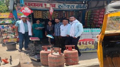 जबलपुरः अवैध गैस रिफिलिंग सेंटर पर खाद्य विभाग की टीम ने की कार्यवाही