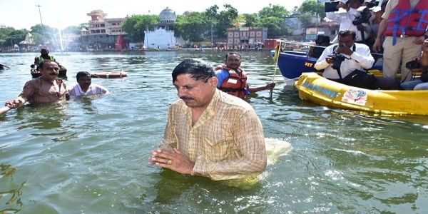 उज्जैन : मुख्यमंत्री ने शिप्रा नदी में लगाई डुबकी, नदी में गंदगी का मसला उठाने वालों को दिया संदेश