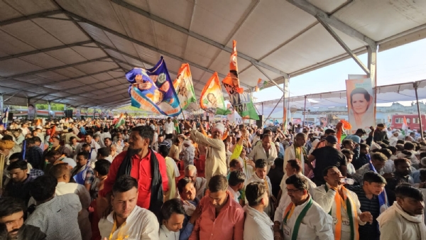 सभा को संबोधित करतीं कांग्रेस नेत्री प्रियंका गांधी तथा सभा में मौजूद भीड़ 