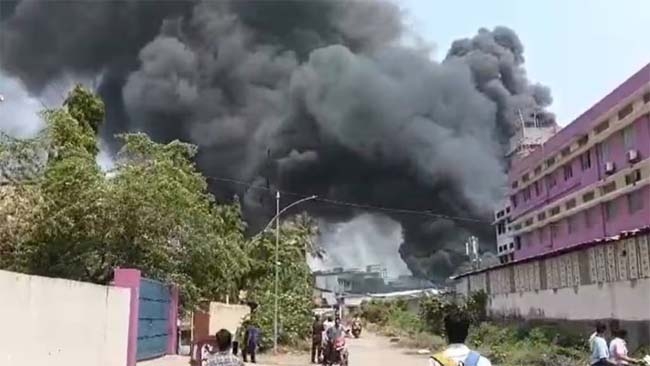 डोंबिवली में अंबर केमिकल कंपनी में बॉयलर फटने से लगी भीषण आग, 44 घायल