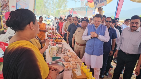 प्रदेश के मुख्यमंत्री पुष्कर सिंह धामी चार धाम यात्रा ट्रांसिट केंपस यात्रियों से बातचीत करते हुए छाया विक्रम