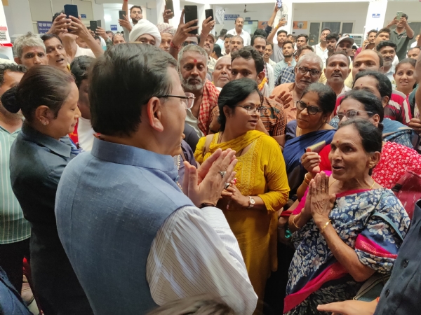 प्रदेश के मुख्यमंत्री पुष्कर सिंह धामी चार धाम यात्रा ट्रांसिट केंपस यात्रियों से बातचीत करते हुए छाया विक्रम