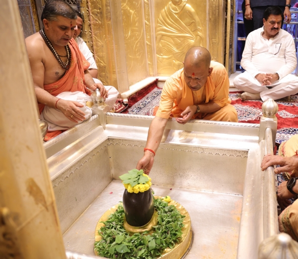 मुख्यमंत्री योगी काशी विश्वनाथ,काल भैरव मंदिर,गढ़वाघाट में :फोटो बच्चा गुप्ता
