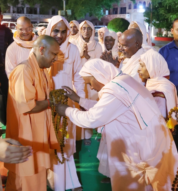 मुख्यमंत्री योगी काशी विश्वनाथ,काल भैरव मंदिर,गढ़वाघाट में :फोटो बच्चा गुप्ता
