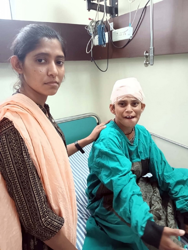 अस्पताल में उपचाराधीन मंदबुद्धि लड़की।