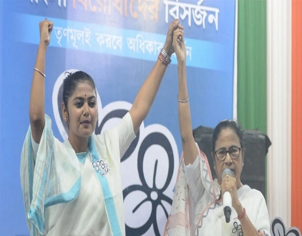 Sayani with CM Mamata