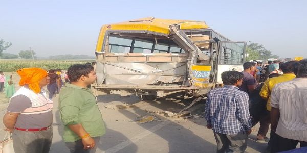मैनपुरी : स्कूली बस में कंटेनर ने मारी टक्कर, छह बच्चे घायल