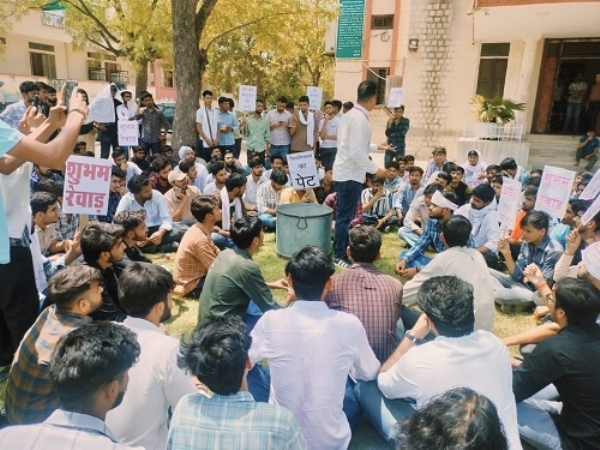 Unique protest in Rajasthan University