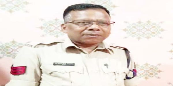 बिलासपुर : नीम के पेड़ से लटकती मिली प्रधान आरक्षक की लाश, पुलिस जांच में जुटी