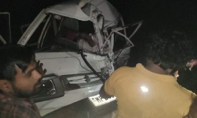 छिंदवाड़ाः टक्कर मारने के बाद वैन पर पलटा ट्रक, दो लोगों की मौत