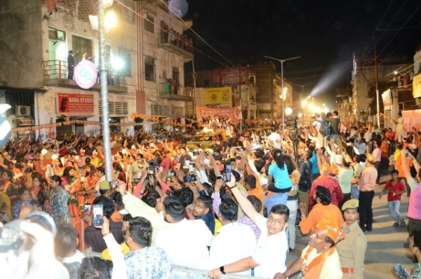 कानपुर : गुरुद्वारा पर मत्था टेकने वाले पहले प्रधानमंत्री बने नरेन्द्र मोदी कानपुर : गुरुद्वारा पर मत्था टेकने वाले पहले प्रधानमंत्री बने नरेन्द्र मोदी