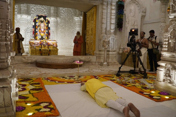 अयोध्या : श्रीराम के चरणों में रामभक्त नरेन्द्र मोदी 