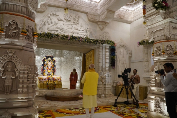 अयोध्या : श्रीराम के चरणों में रामभक्त नरेन्द्र मोदी 