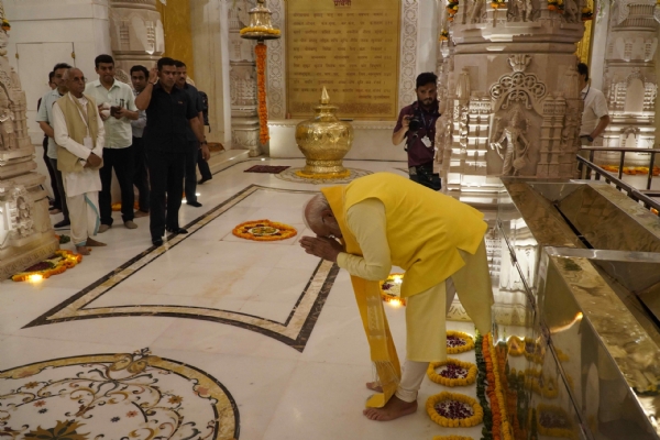 अयोध्या : श्रीराम के चरणों में रामभक्त नरेन्द्र मोदी 