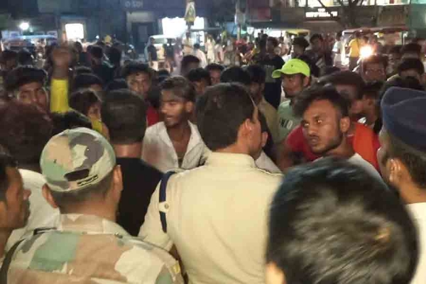 पुलिस हिरासत में युवक की मौत के बाद हंगामा, रवींद्रनगर थाना घेराव पुलिस हिरासत में युवक की मौत के बाद हंगामा, रवींद्रनगर थाना घेराव