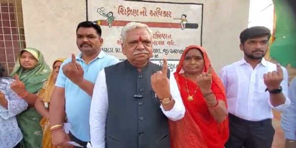 लोकसभा चुनाव : गुजरात में 3 बजे तक 47 फीसदी मतदान, वलसाड आगे व अमरौली पिछड़ा