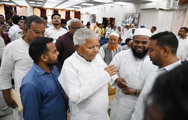 लालू यादव विधान परिषद सभागार में बातचीत करते हुए। लालू यादव विधान परिषद सभागार में बातचीत करते हुए।
