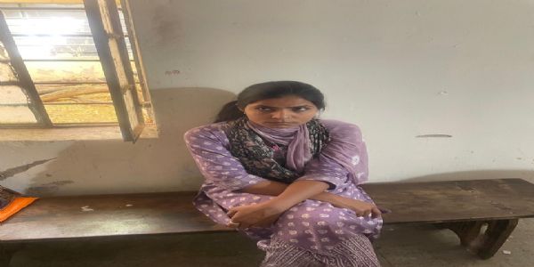 महिला पटवारी तीन हजार रुपये की रिश्वत लेते गिरफ्तार