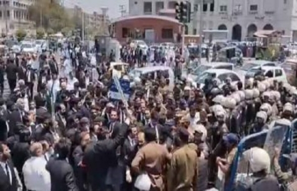 पाकिस्तान के पंजाब प्रांत में वकील और पुलिस के बीच हिंसक झड़प।