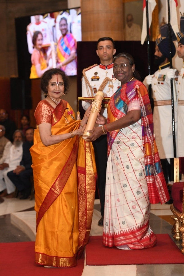 राष्ट्रपति द्रौपदी मुर्मू ने गुरुवार को अभिनेत्री वैजयंतीमाला बाली को पद्म विभूषण पुरस्कार प्रदान किया