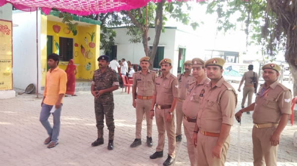 मतदान के लिए कतारबद्ध मतदाता: फोटो बच्चा गुप्ता